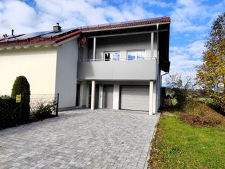 Vorderansicht mit Südbalkon und Parkgelegenheit