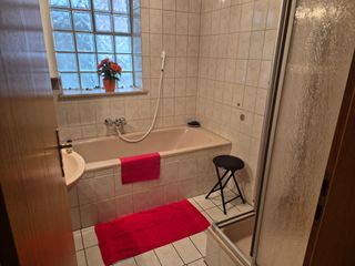 Bad mit Badewanne un