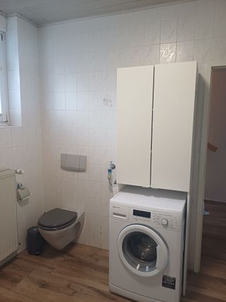 Badezimmer mit Waschmaschine in der Ferienwohnung Weber in Ascheberg