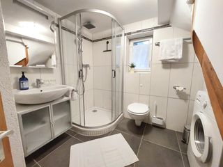 Modernes Duschbad