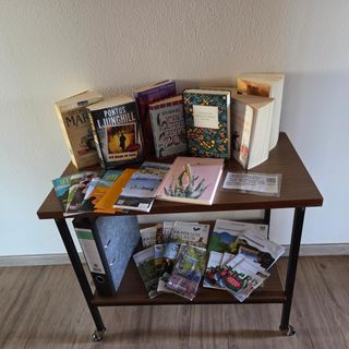 Bücher und Prospekte