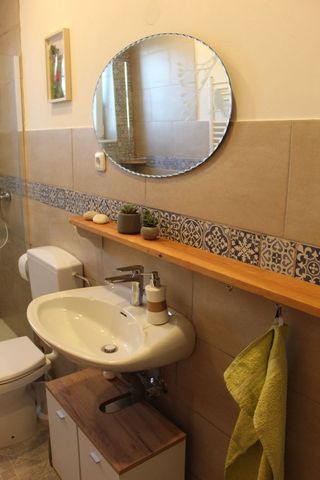 Badezimmer im Flur zu den Doppelzimmern