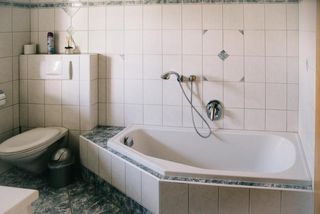 Bad mit Dusche und B