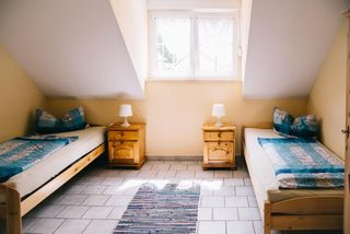 Schlafzimmer mit 2 E