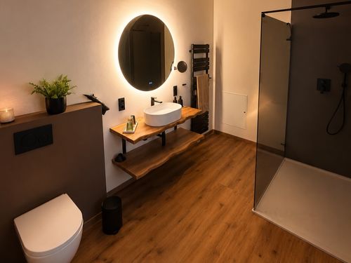 Badezimmer in der 1. Etage mit Dusche und WC Badezimmer in der 1. Etage mit Dusche und WC