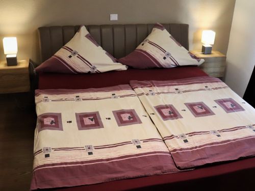 1 Schlafzimmer im Erdgeschoss Boxspringbett 1 Schlafzimmer im Erdgeschoss Boxspringbett