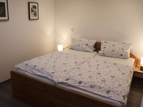 Schlafzimmer im Untergeschoss mit Doppelbett und Schlafsofa Schlafzimmer im Untergeschoss mit Doppelbett und Schlafsofa