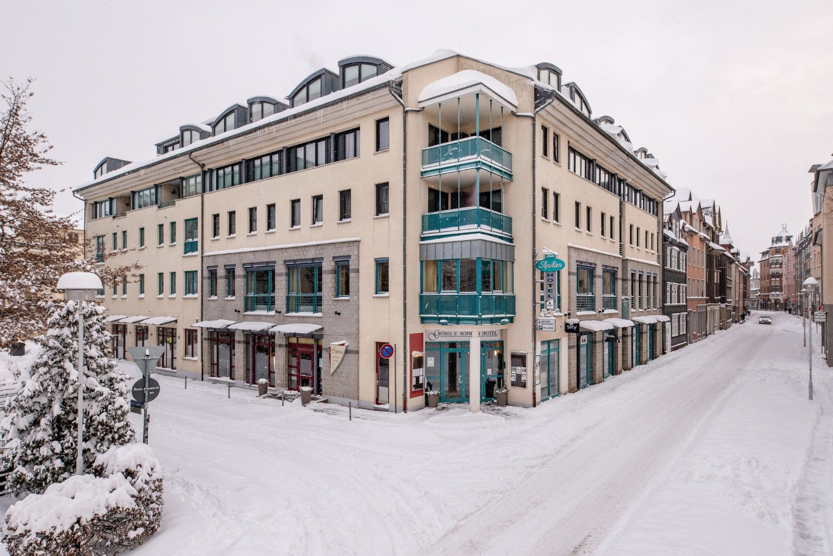 Hotelansicht im Winter
