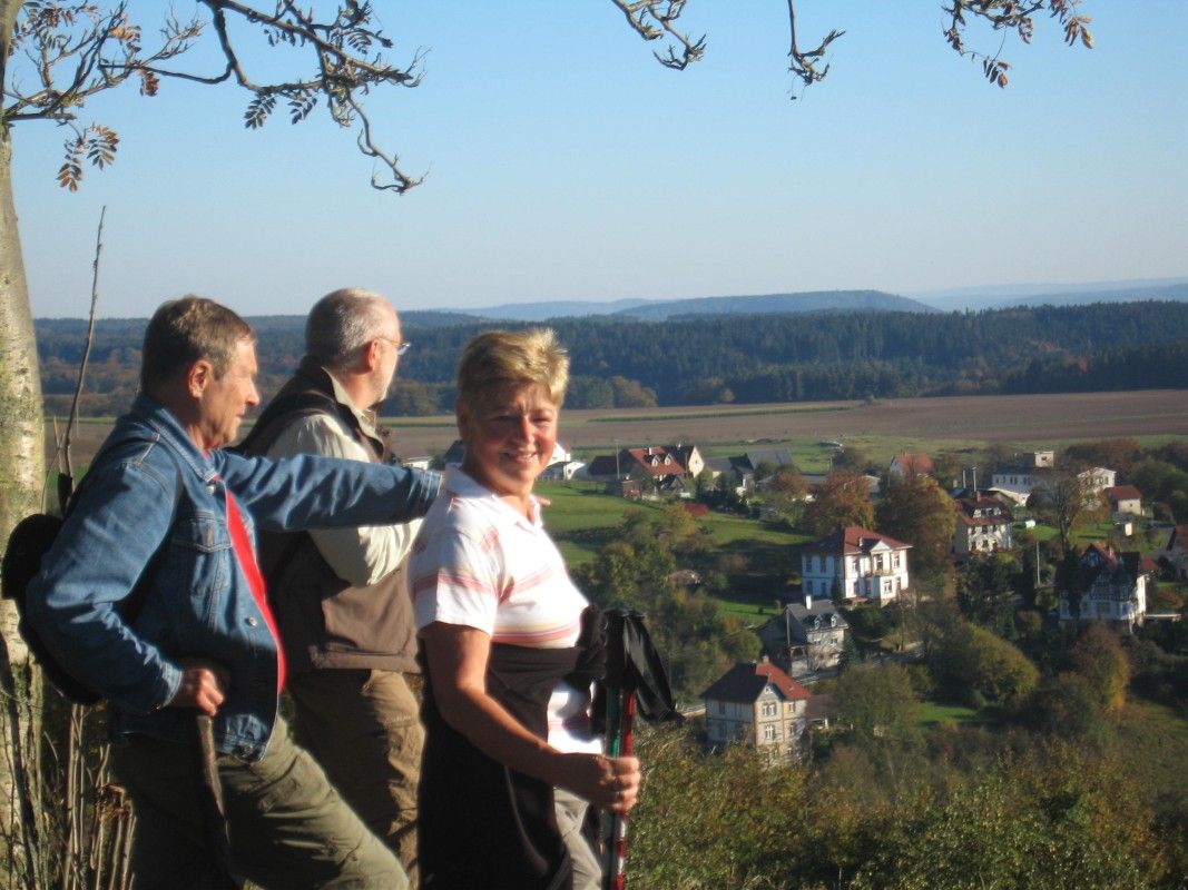 Wandern mit Blick auf Rauenstein