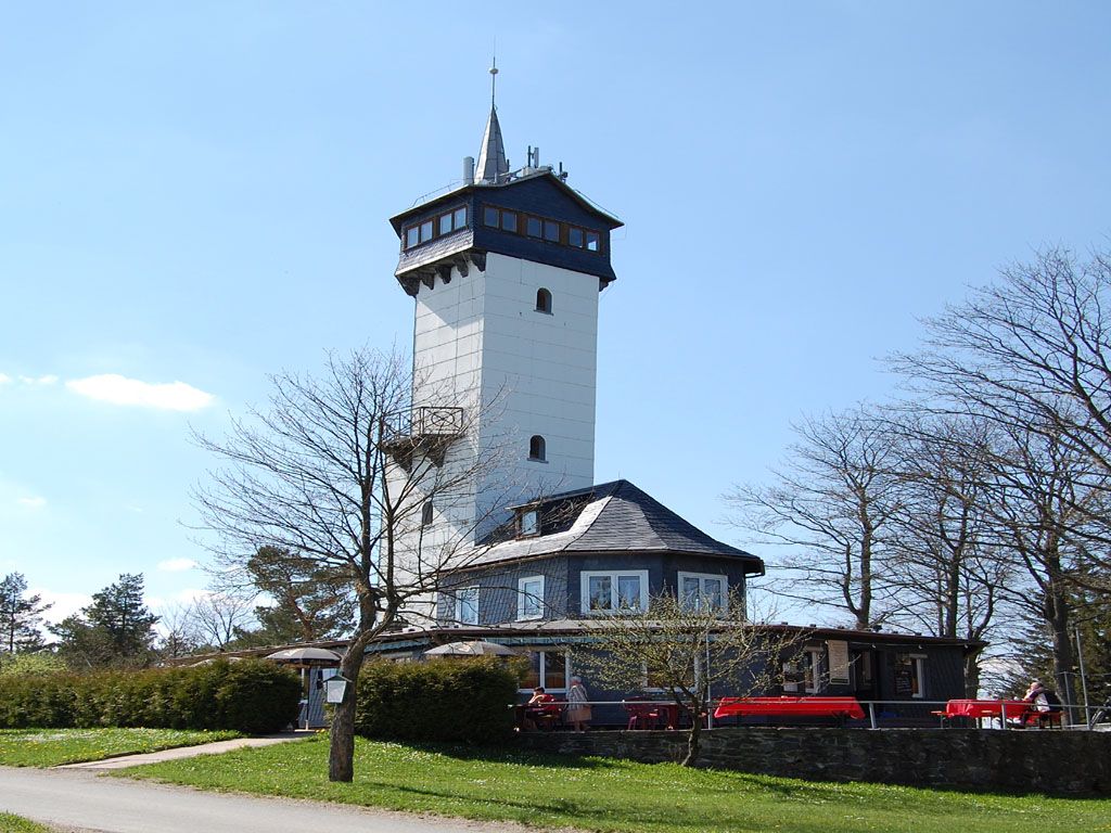 Ausflugsgaststätte "Fröbelturm" auf den Kirchberg in Oberweißbach 793 m NN
