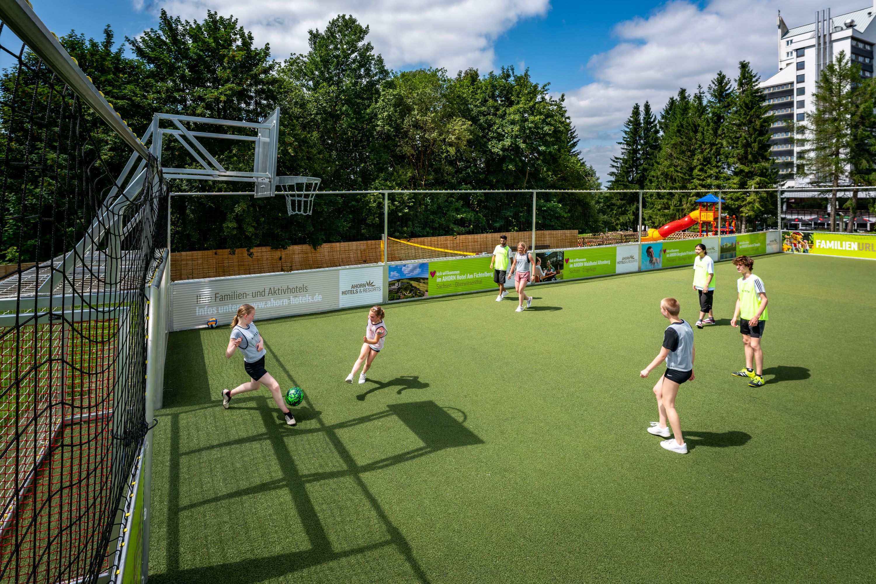 Fußball- & Basketballplatz