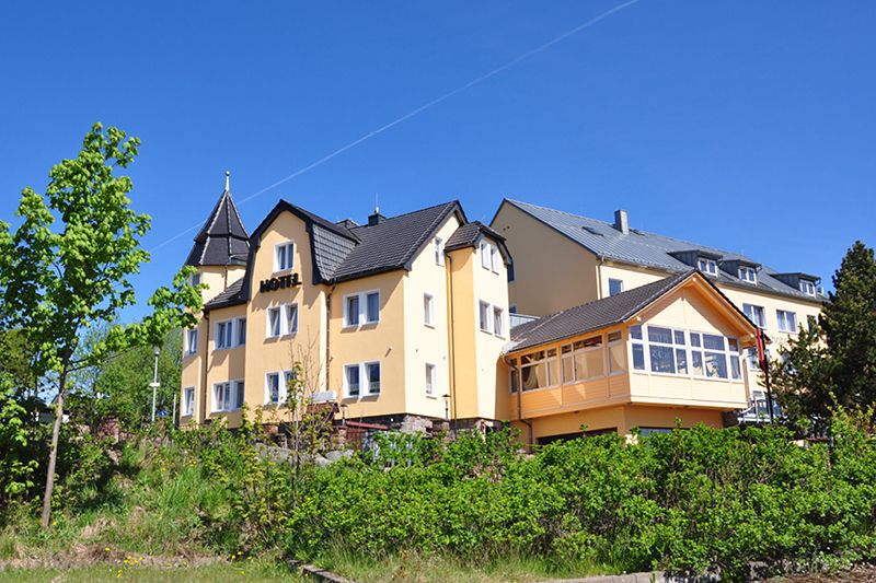 Schlossberghotel Oberhof Ansicht Hotel im Sommer