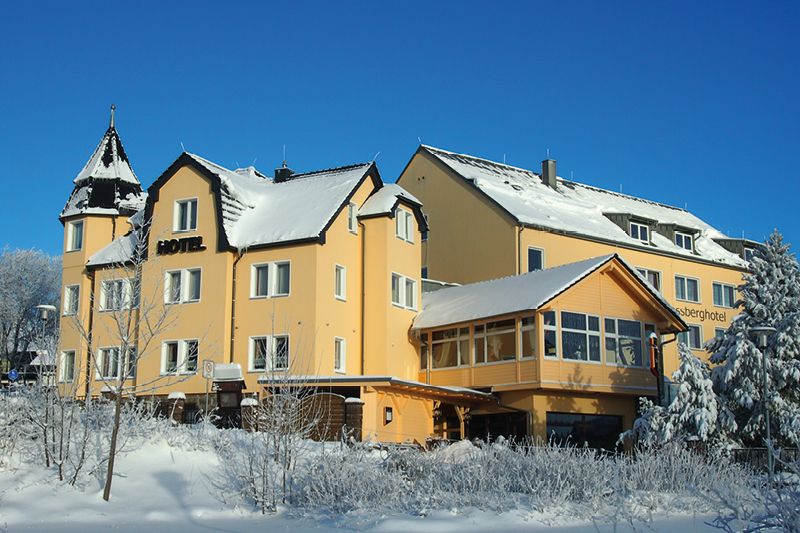 Schlossberghotel Oberhof Ansicht Hotel im Winter