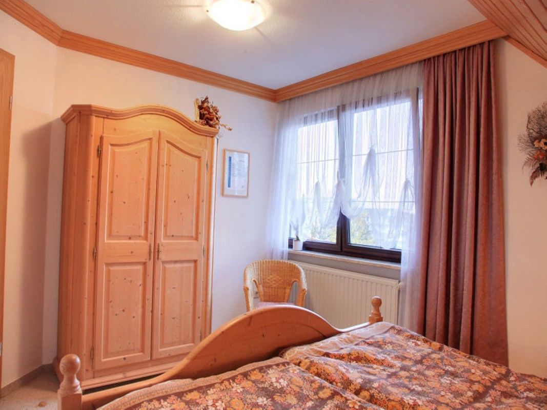 Schlafzimmer mit Blick zum Fenster