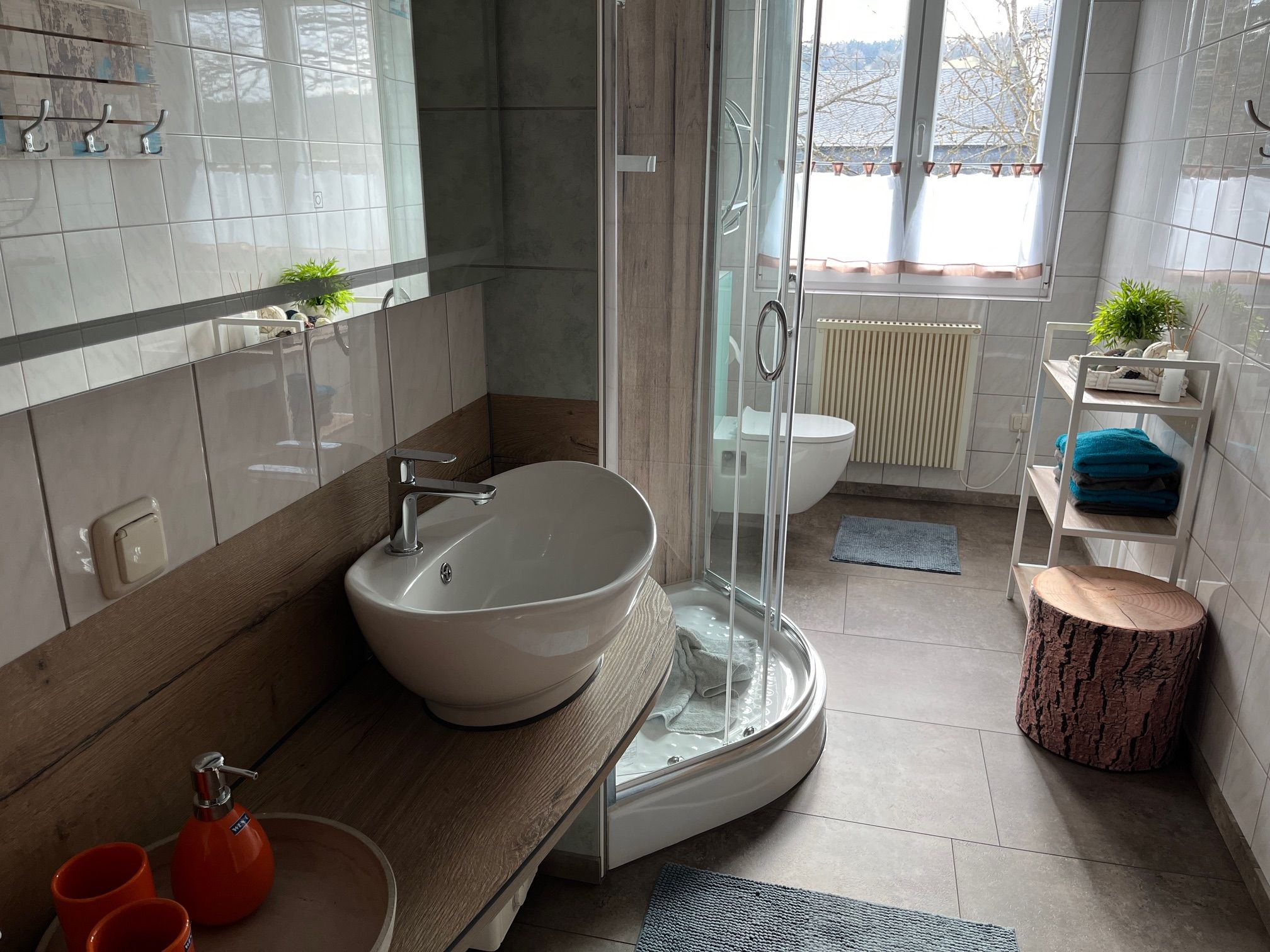 Bad mit Dusche und WC