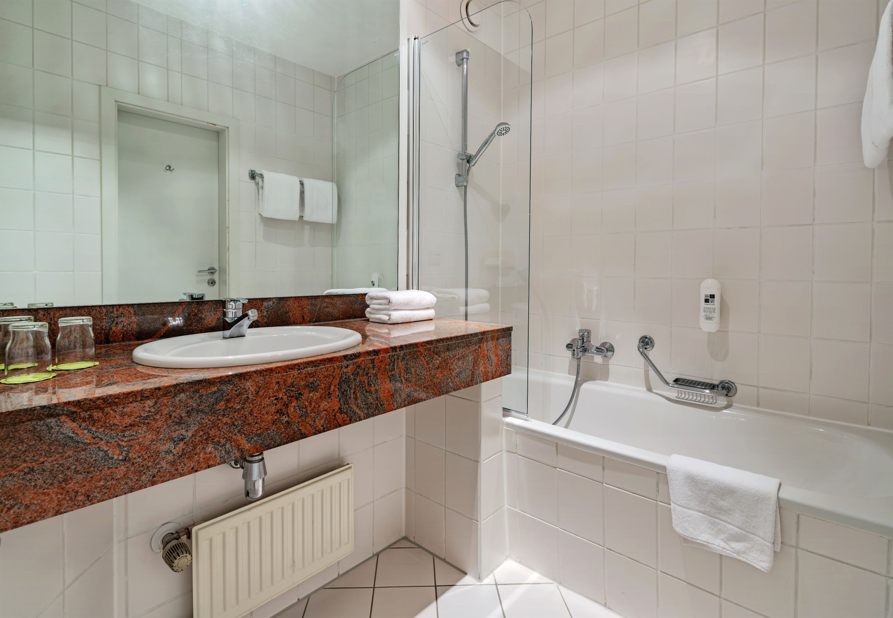 Badezimmer mit Duschwanne