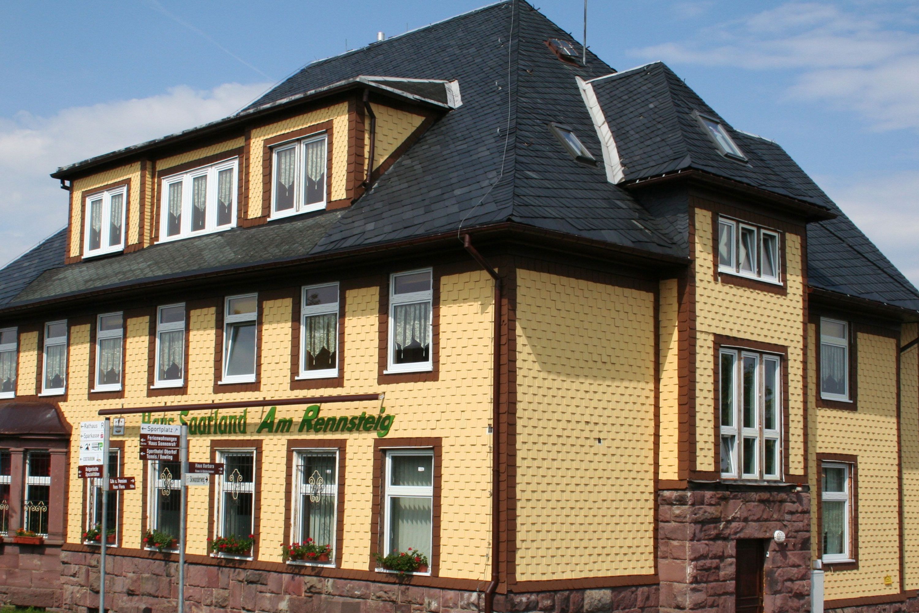 Pension Haus Saarland Aussenansicht im Sommer
