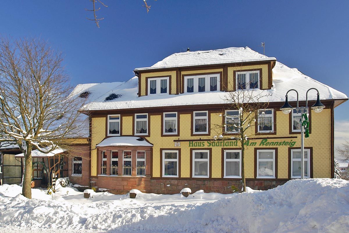 Pension Haus Saarland Aussenansicht Winter