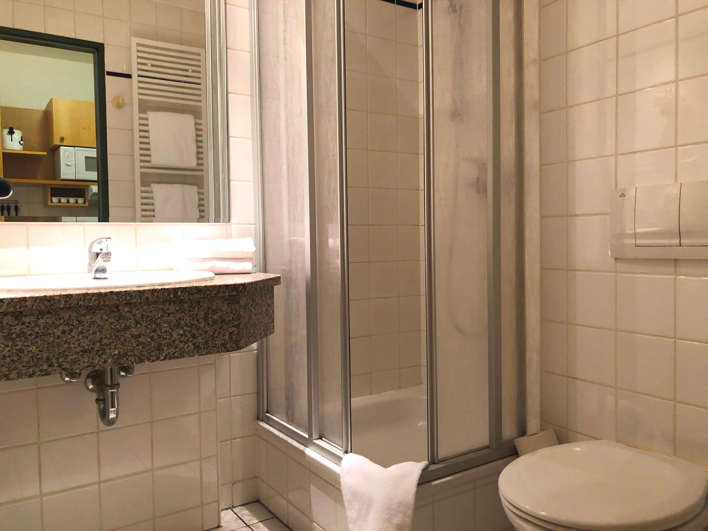 Badezimmer mit Dusche