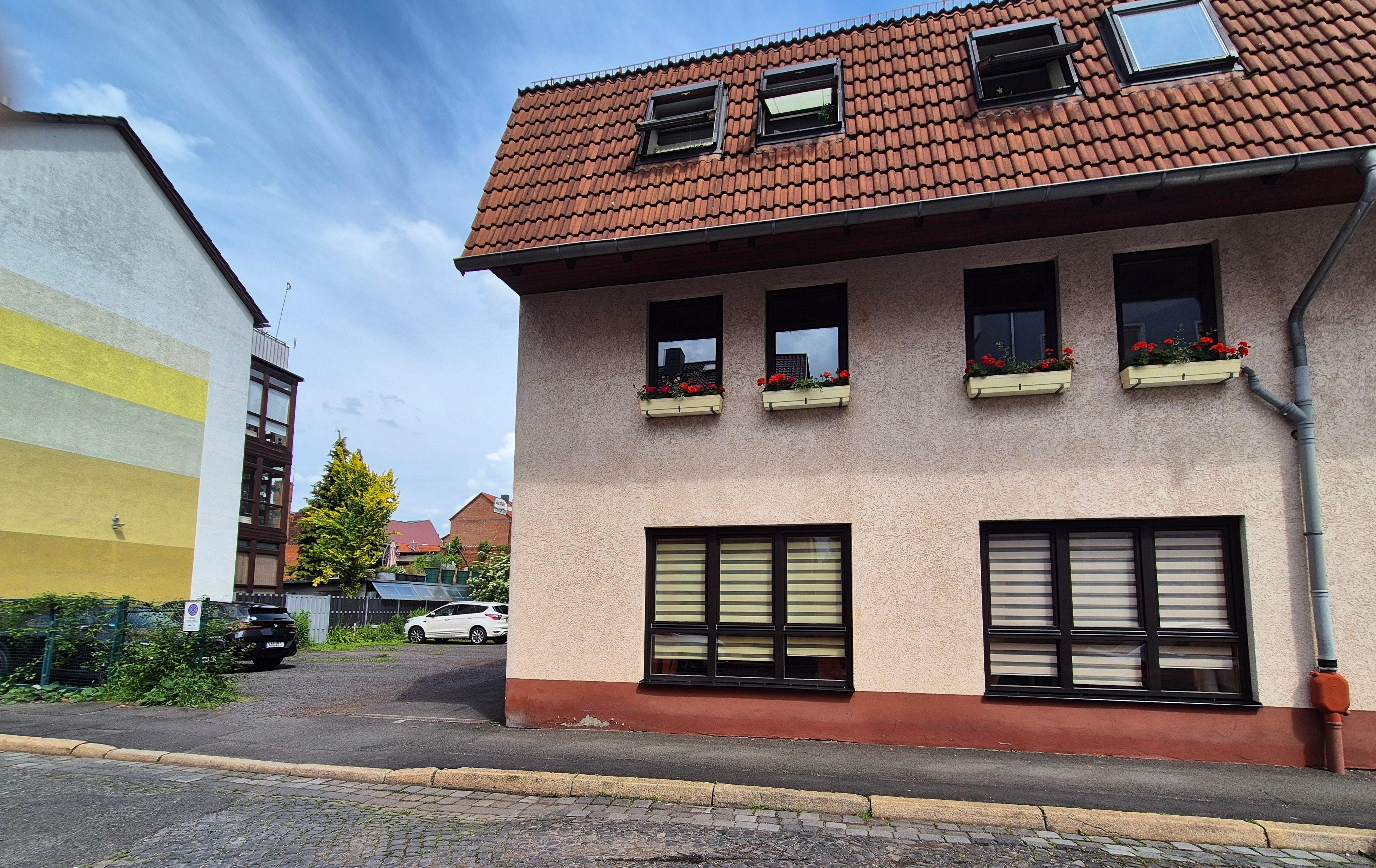 Haus & Einfahrt & Parkplatz