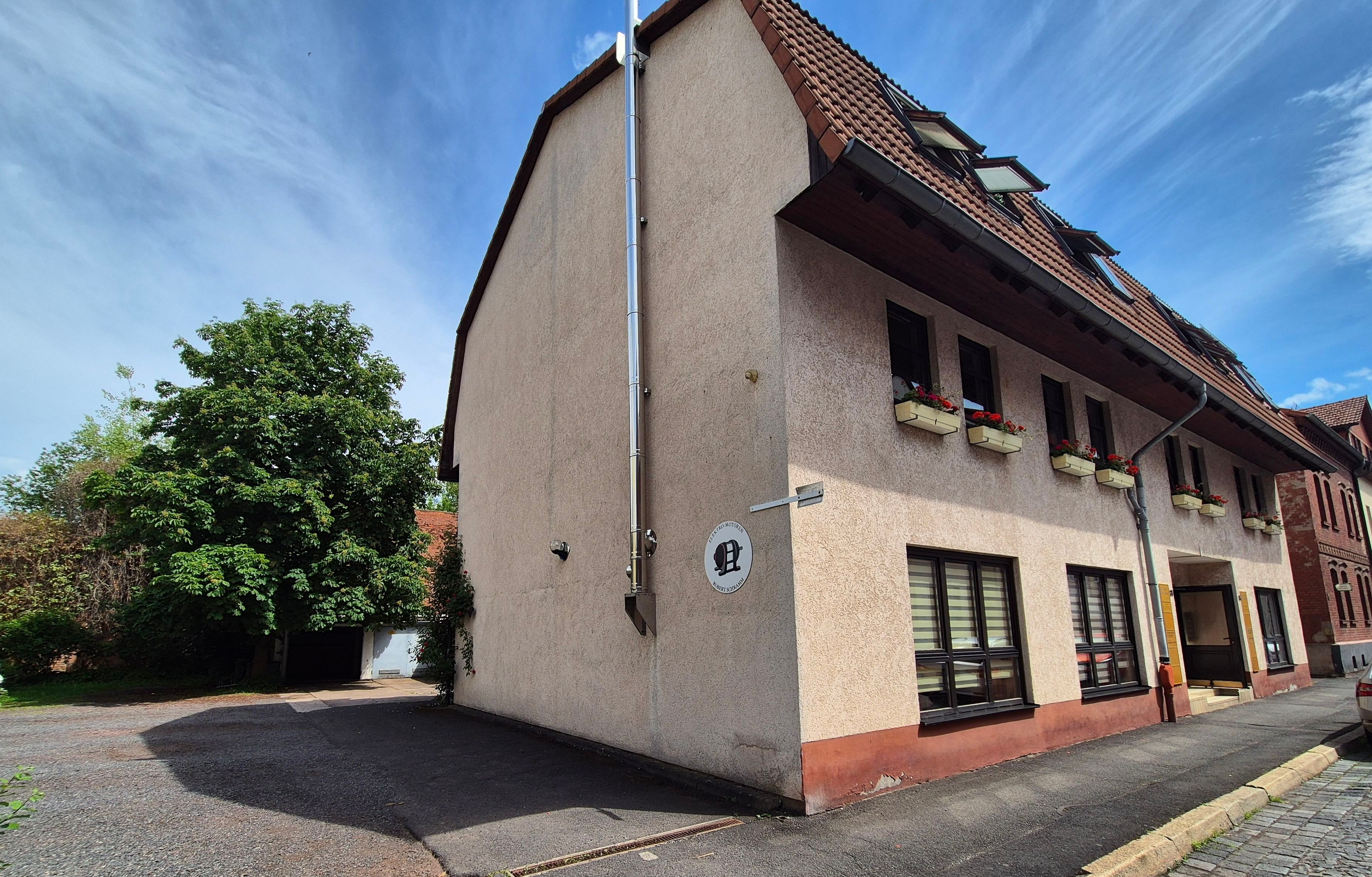 Haus & Einfahrt & Parkplatz