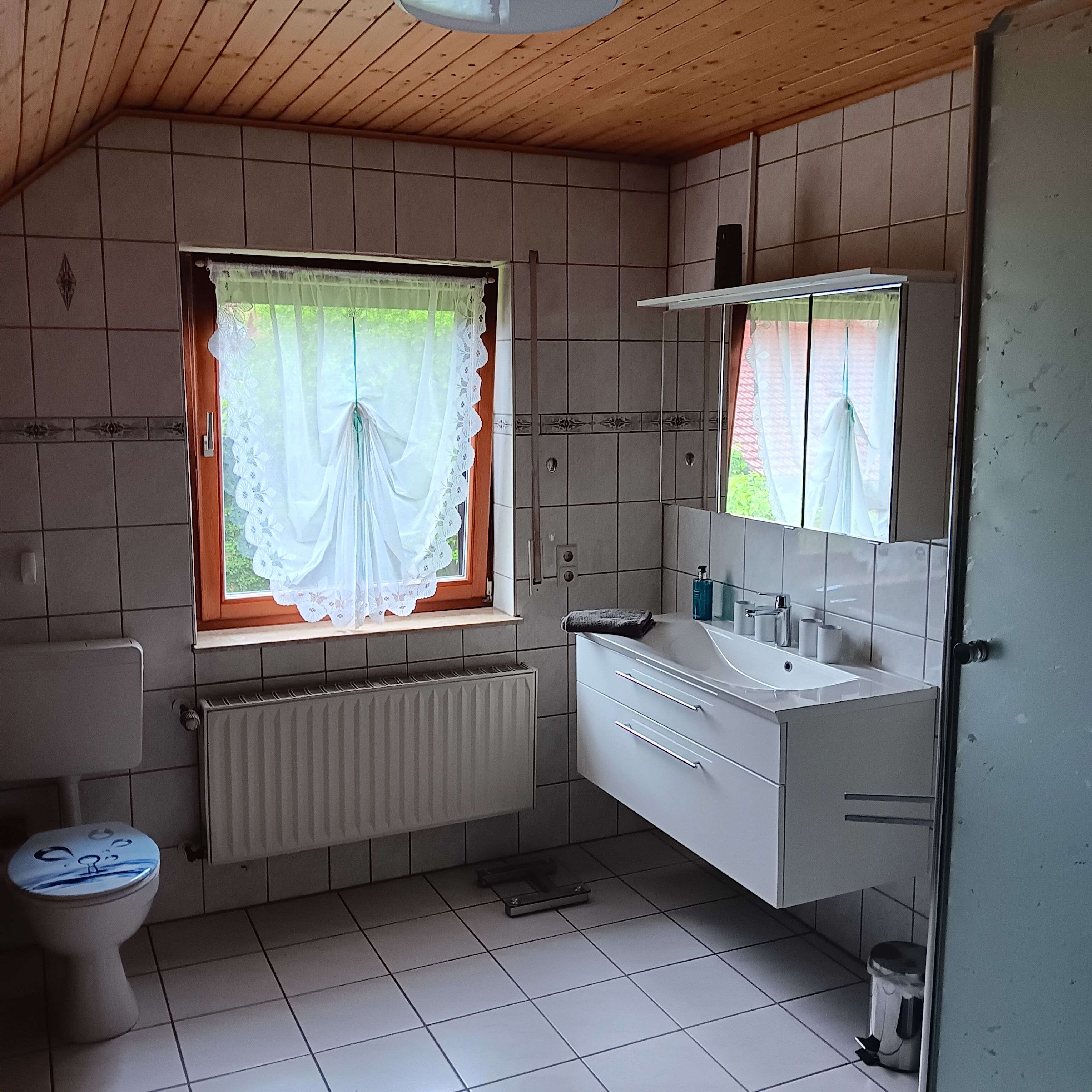 Bad mit Dusche und Wanne