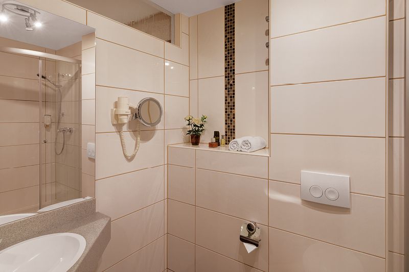 Schlossberghotel Oberhof Doppelzimmer Standard Blick ins Bad