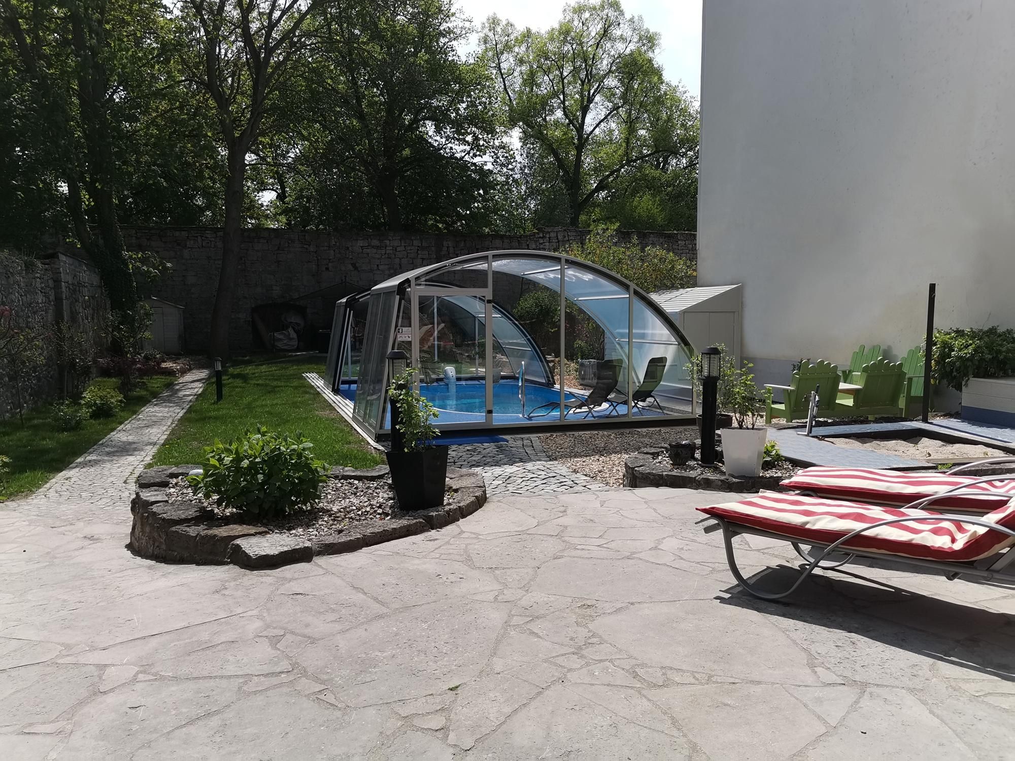 eingezäunter Garten mit Swimmingpool (beheizt, überdacht)