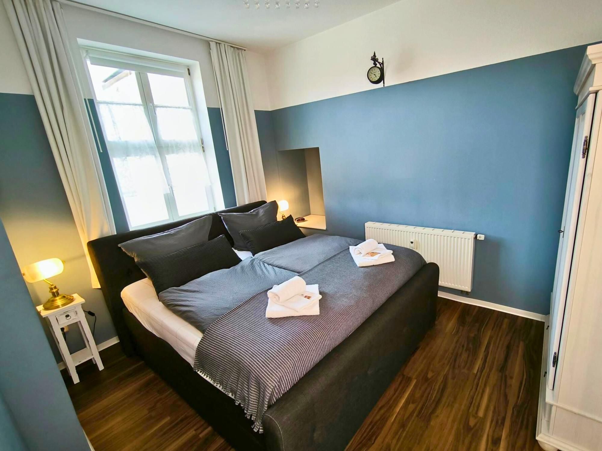 Schlafzimmer mit Boxspringbett