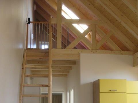 Treppe zum Schlafboden mit Treppenschutzgitter, Wohnung 1