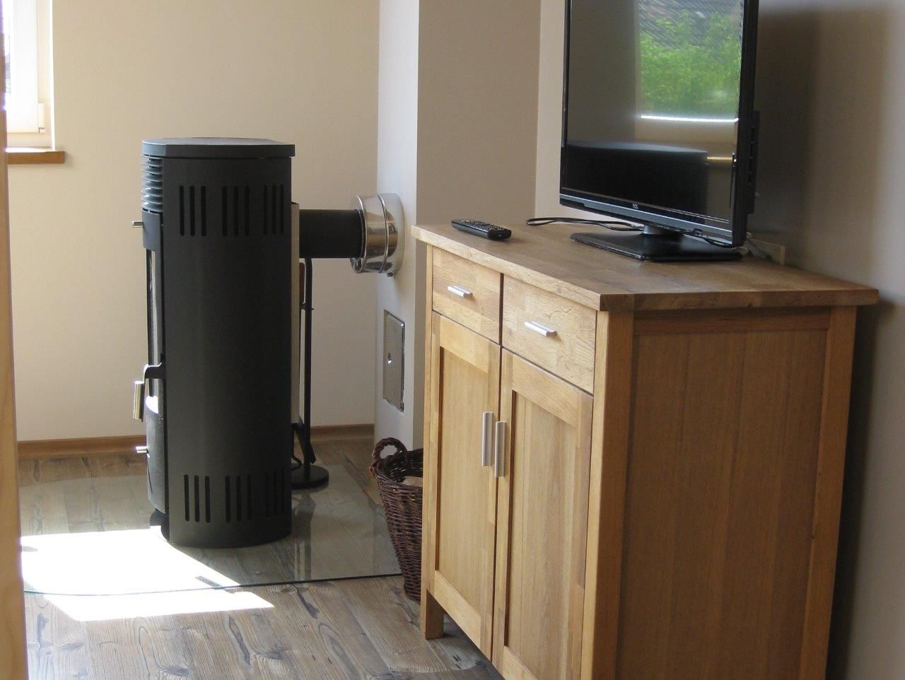 Kamin und TV, Wohnung 1