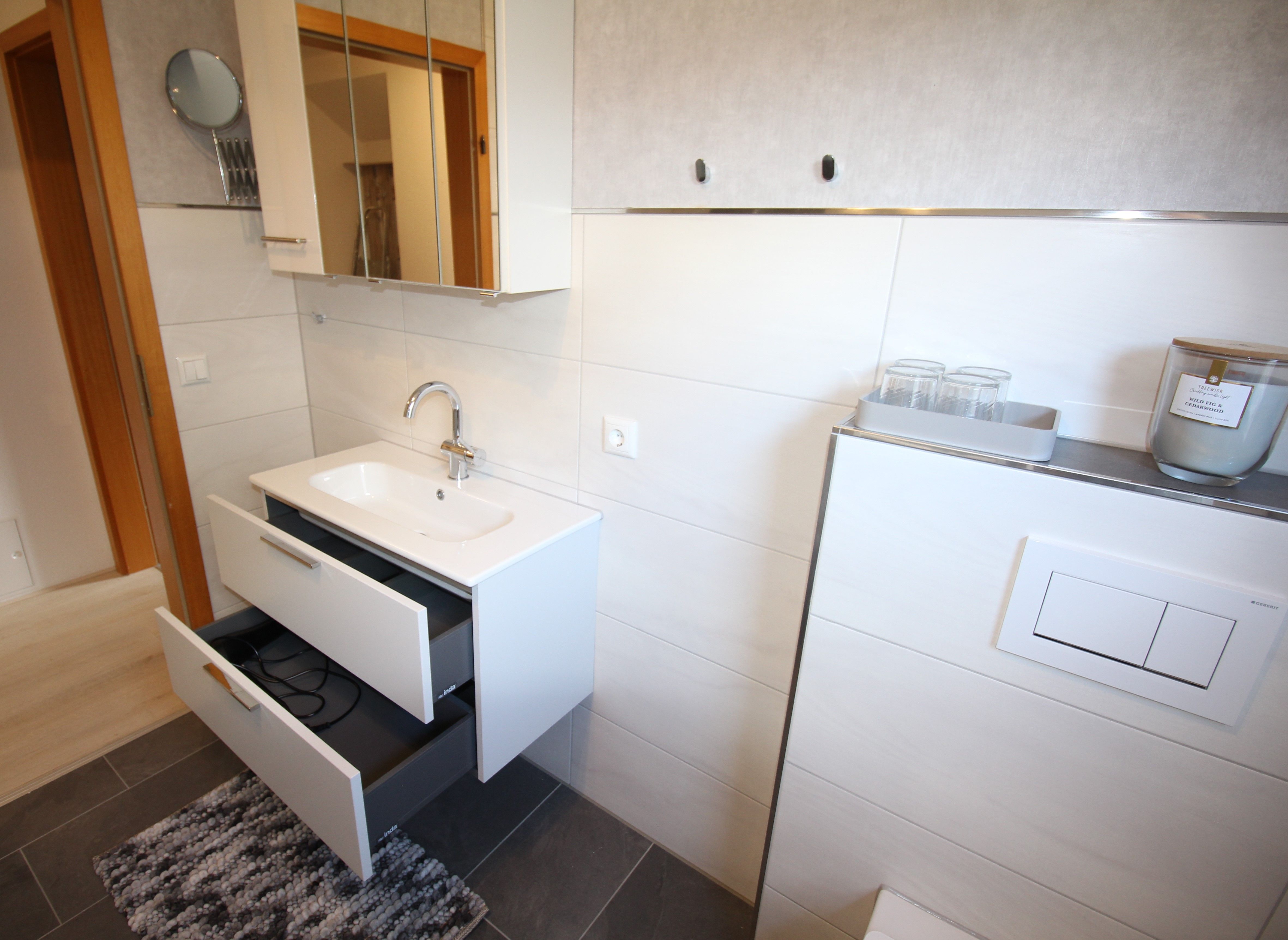Badschrank mit Fön