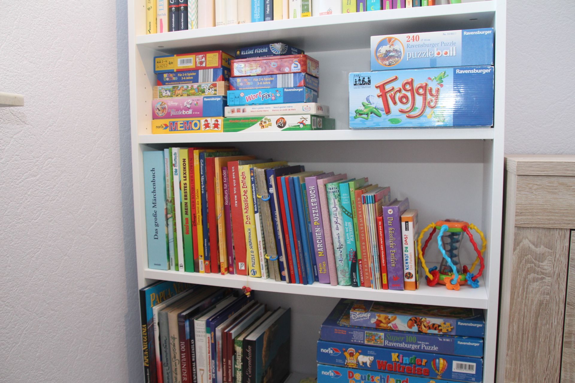 Auswahl an Spielen und Kinderbüchern