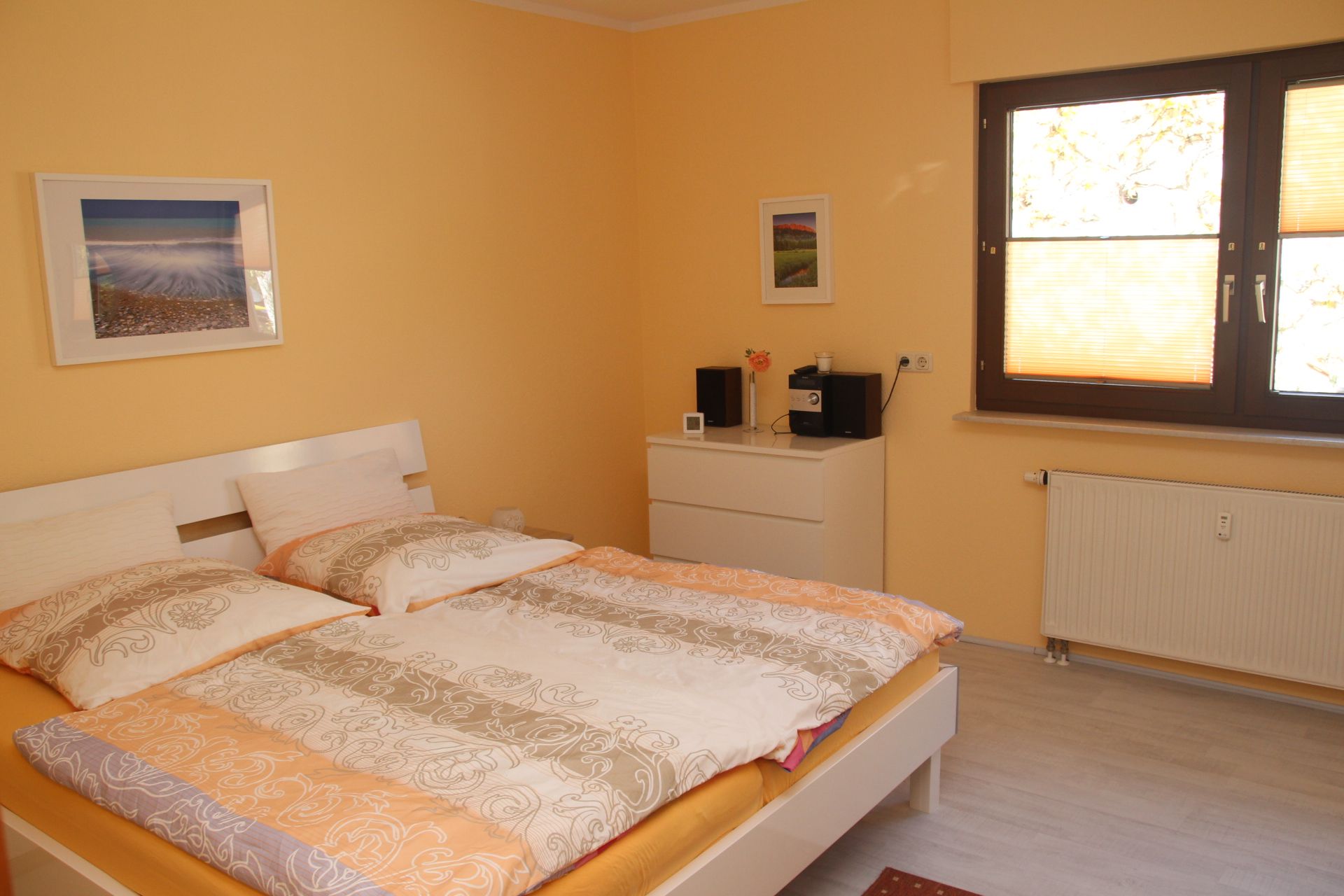 Schlafzimmer mit Doppelbett
