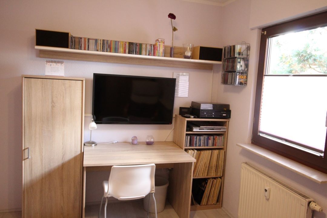 Schlafzimmer 2 mit Relaxsessel, Fernseher und Plattenspieler