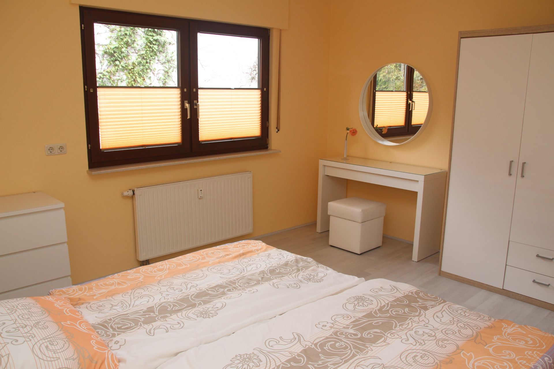 Schlafzimmer 1 Schminktisch