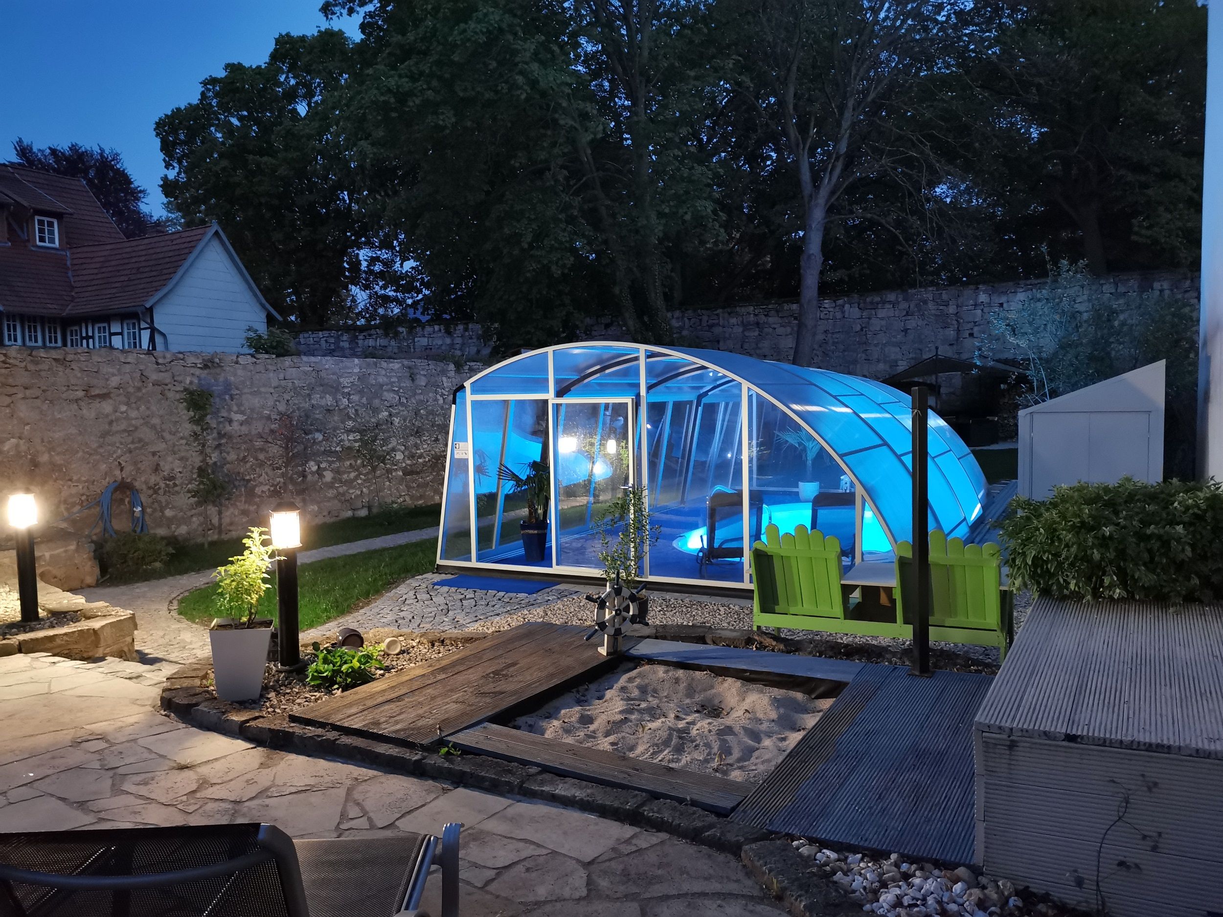 Pool im Garten LED