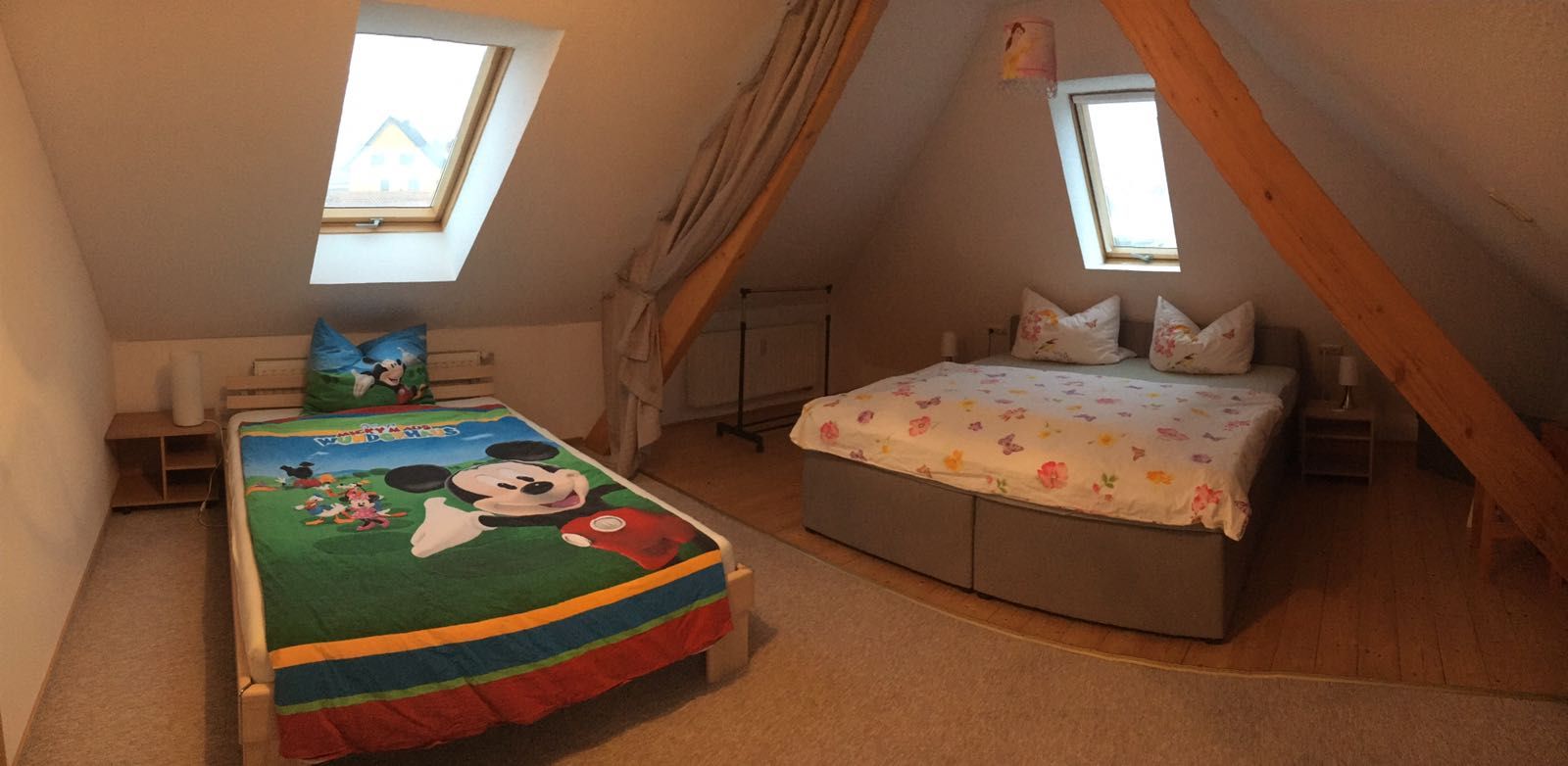 Teil des zweiten Schlafzimmer zuzüglich Baby-Gitterbett