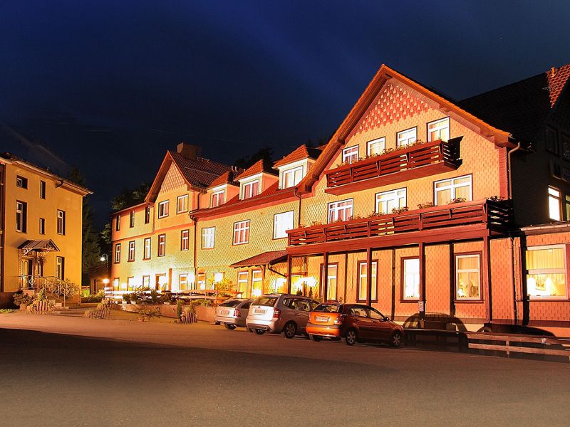 Außenansicht bei Nacht