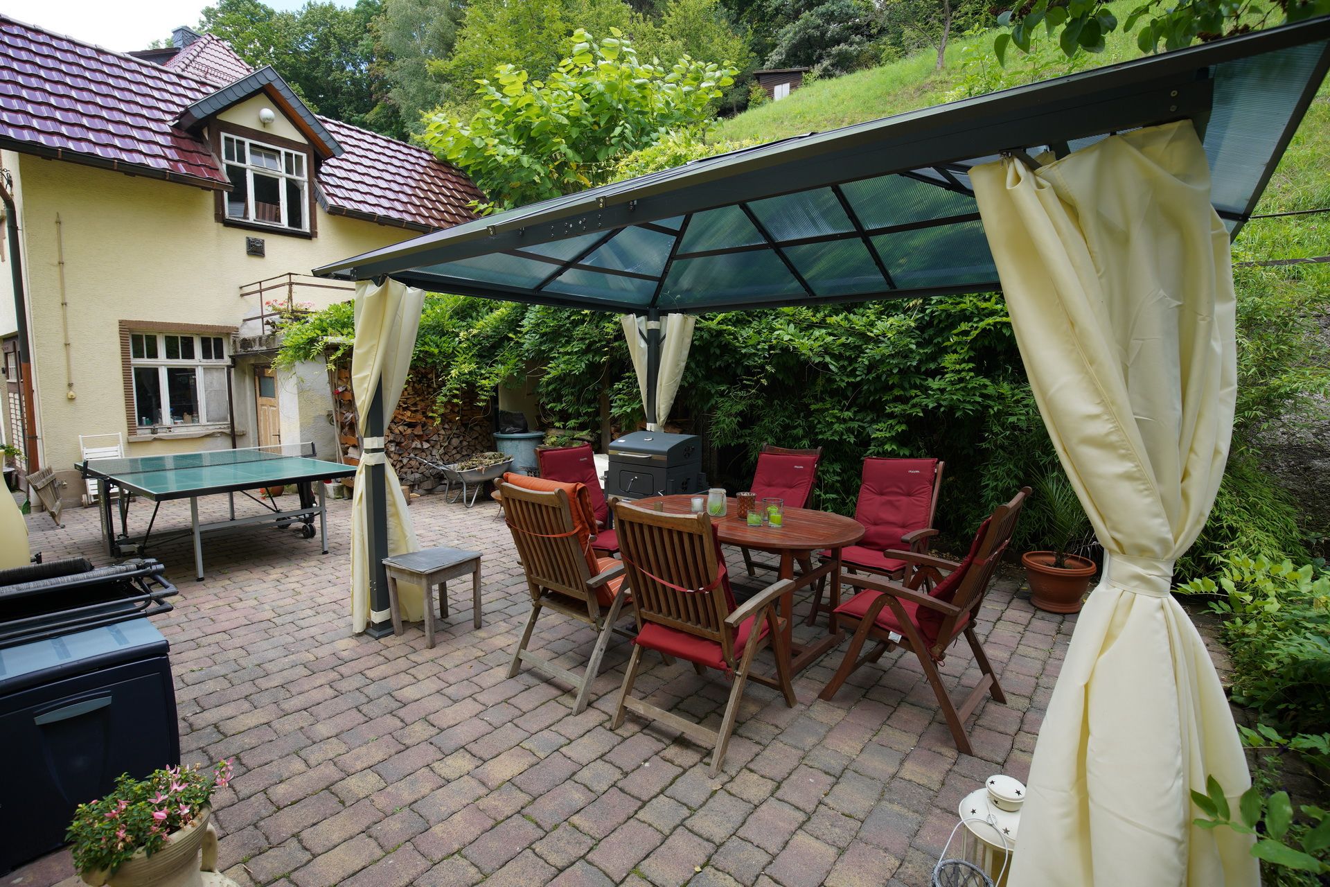 Hausansicht mit Pavillon