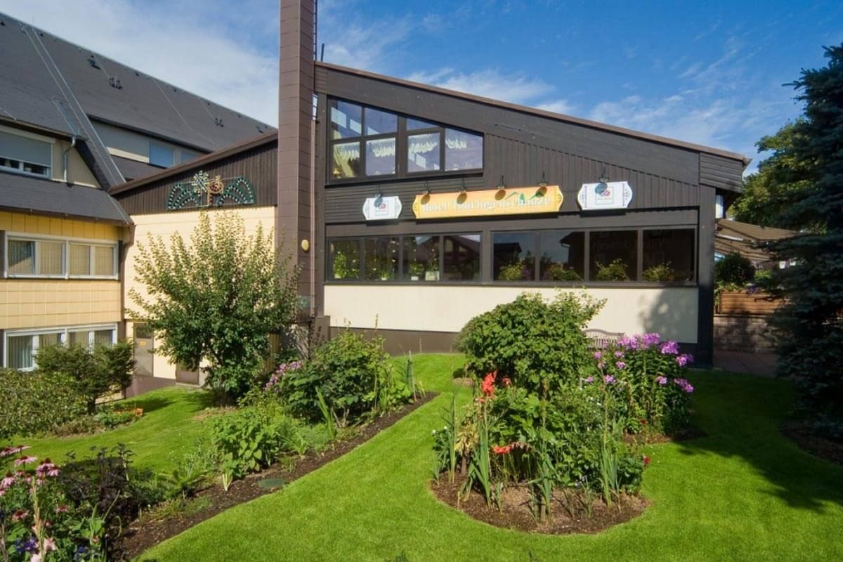 Hotel Thüringenschanze Oberhof, Außenansicht im Sommer