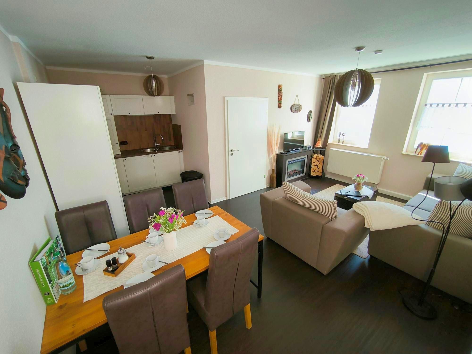 Wohnzimmer mit Küche und Essbereich