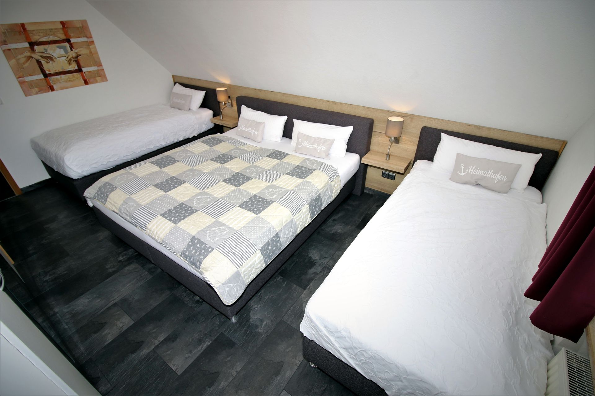 großes Schlafzimmer mit Boxspringbetten