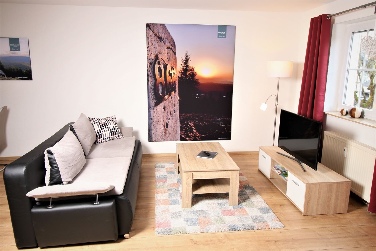 Wohnraum mit Schlafsofa und Smart-TV