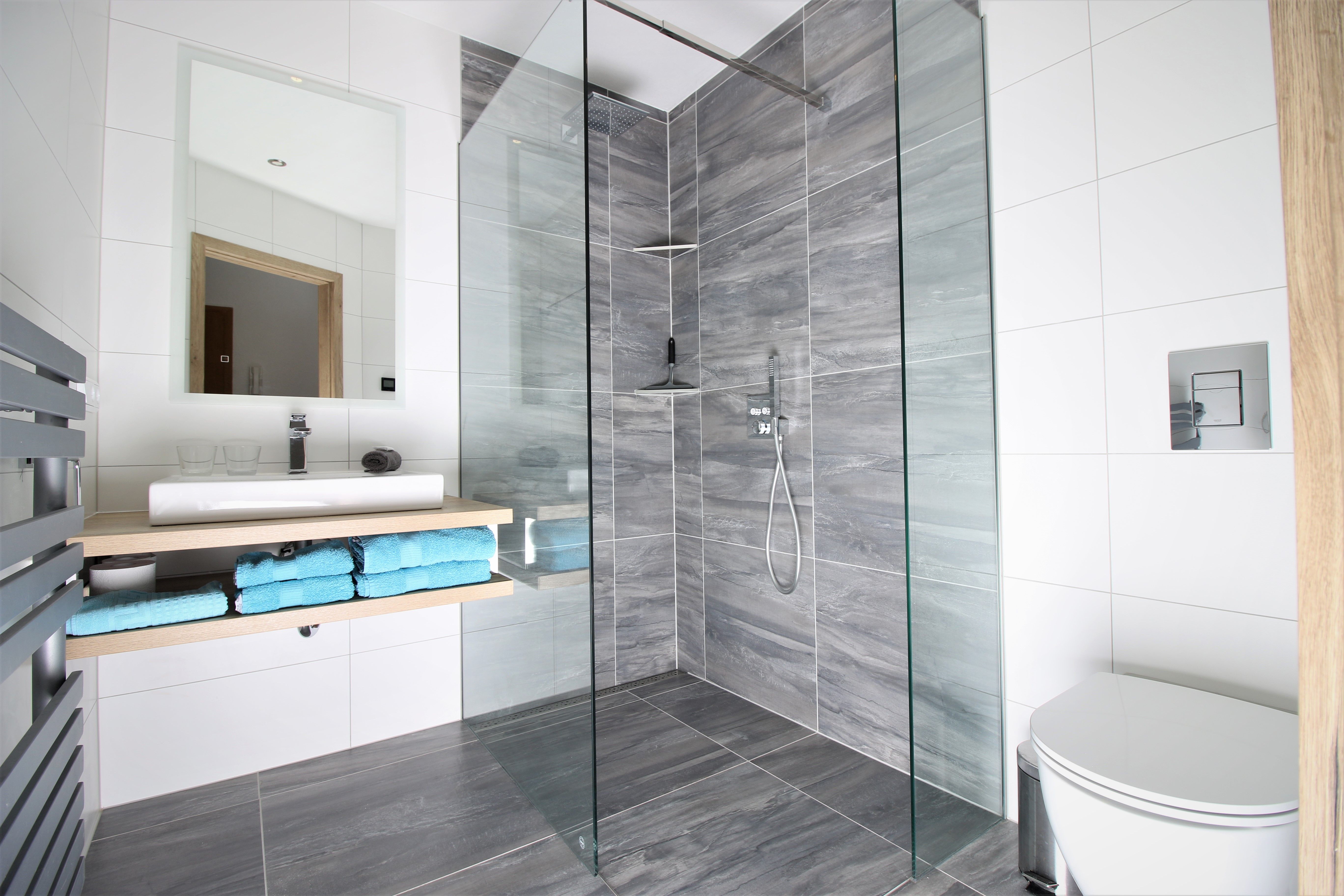 Bad mit ebenerdiger Regendusche und Fußbodenheizung