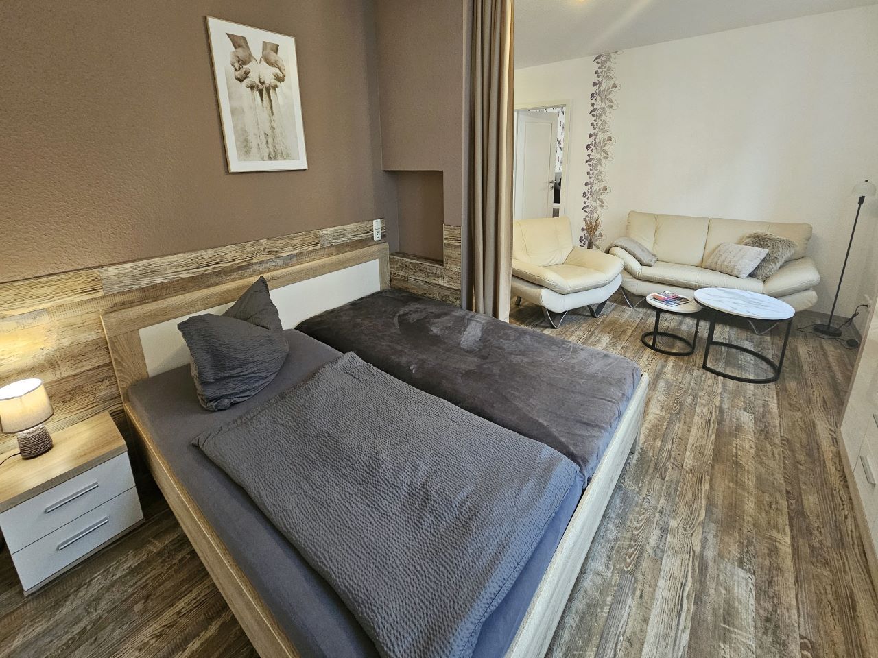 Bett im Wohn-Schlafraum Apartment 4