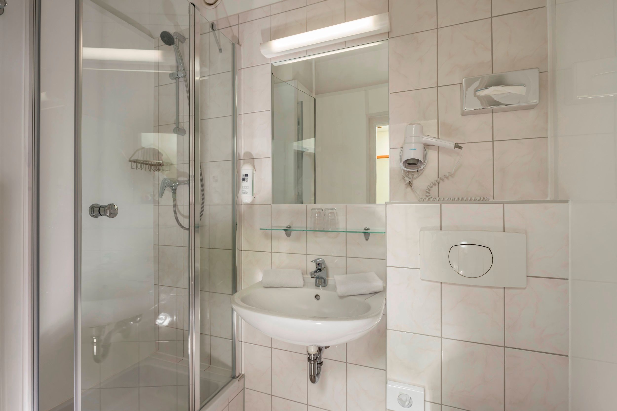 Badezimmer mit Dusche