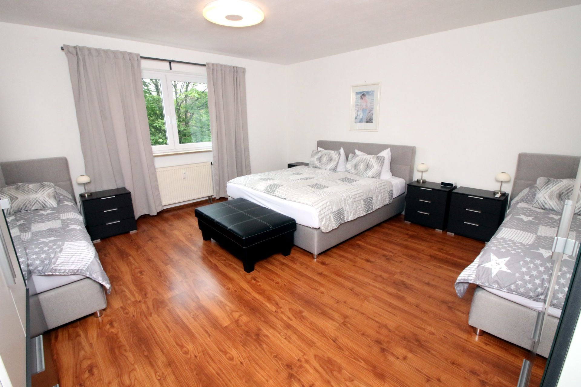 Schlafzimmer 2 mit 1 Doppelbett und 2 Einzelbetten