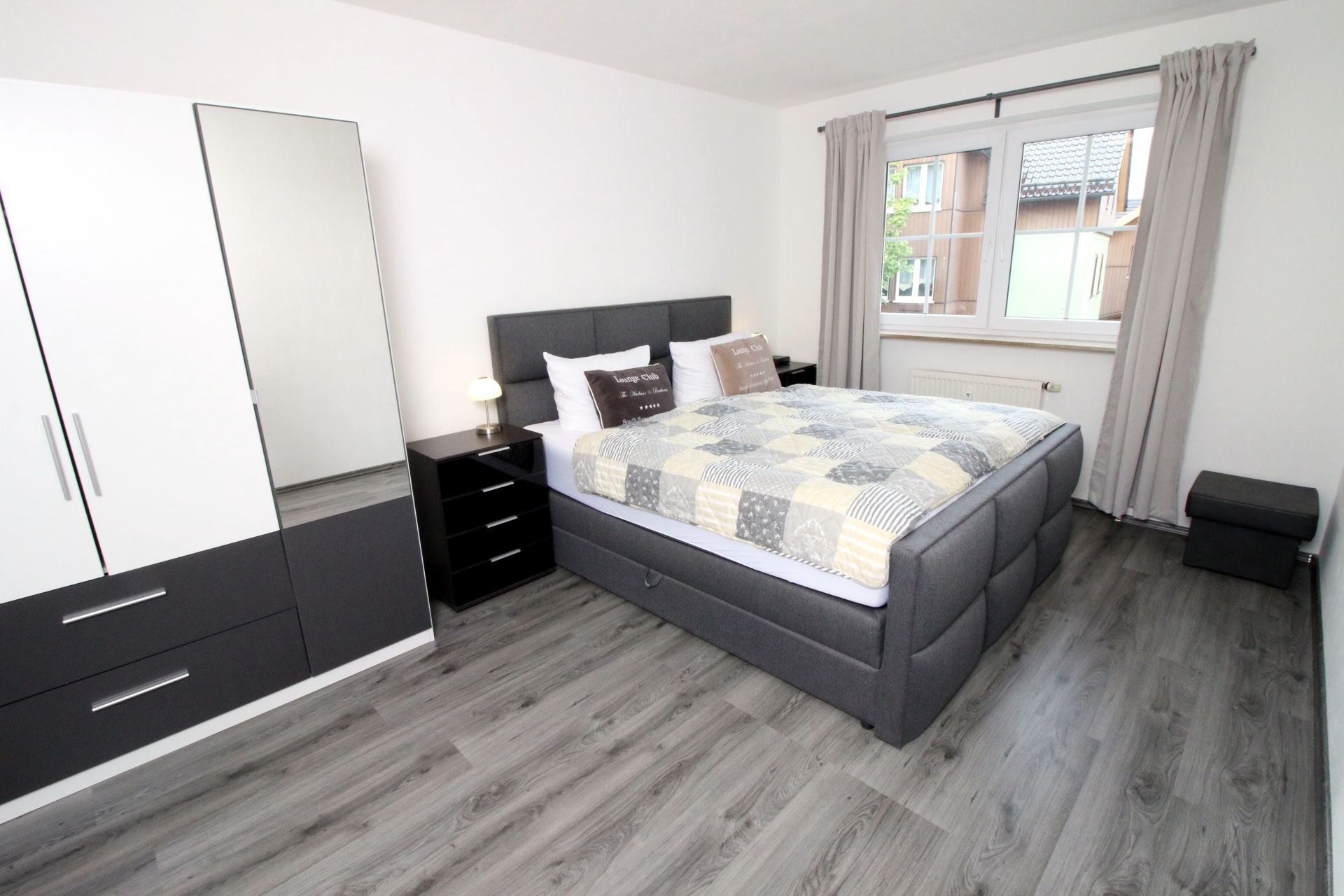 Schlafzimmer 1 mit Doppelbett