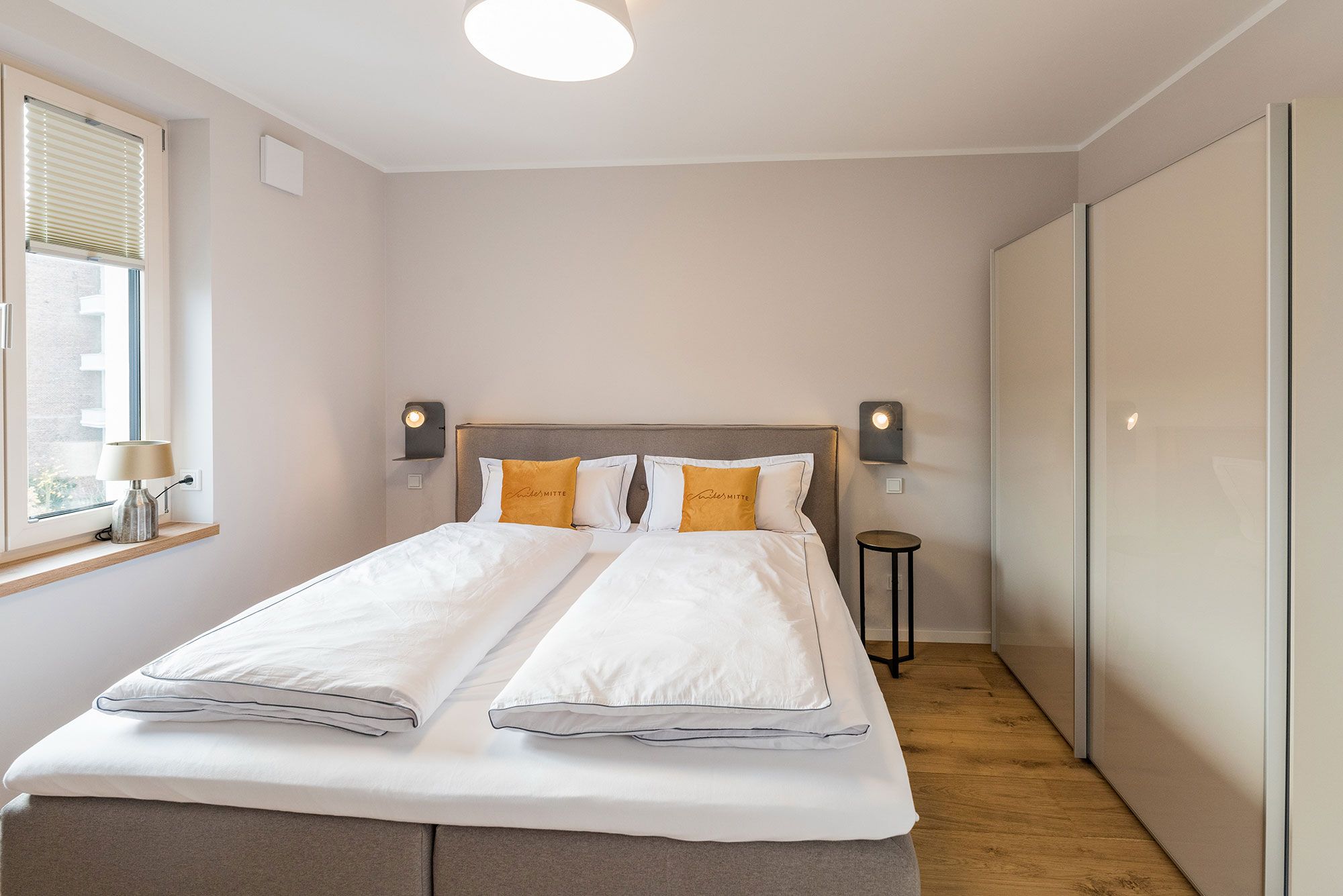 Suites MITTE Schlafzimmer/Boxspringbett